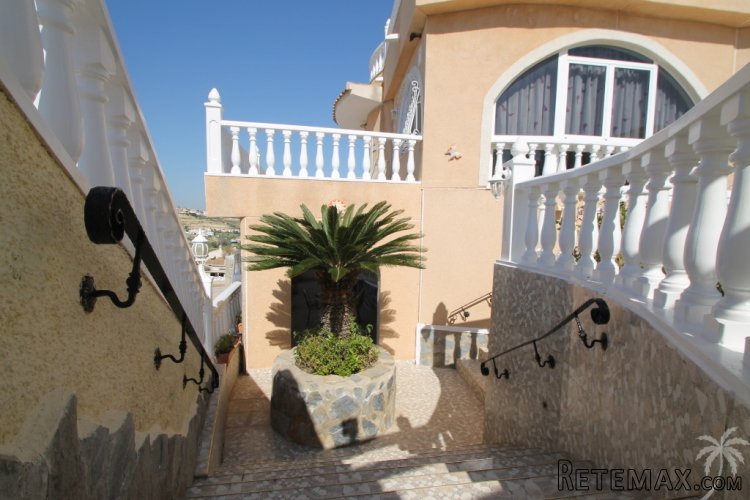 This beautiful, traditional-style villa is located near the.. - 2