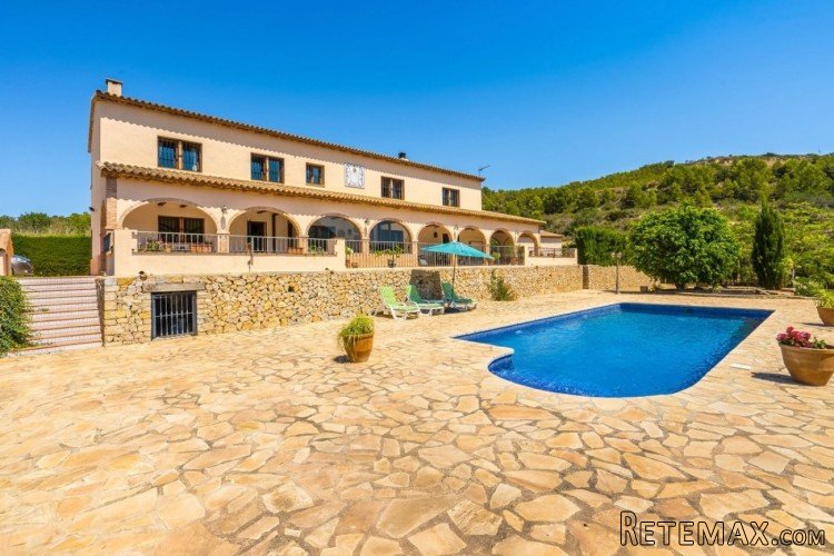 Accessed via a private driveway with garden at both sides.. - 3