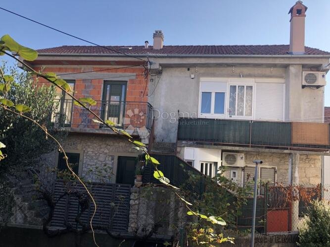 Kuća s potencijalom 200m od mora - 3