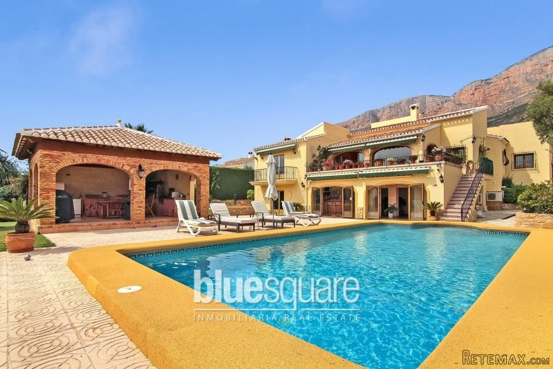 Spacious 5-bedroom villa near the Montgo