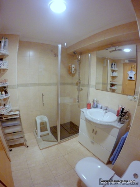 5 bedrooms, 1 bathroom and a toilet.. - 2