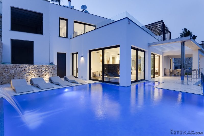 Stunning modern luxury villa with sea..