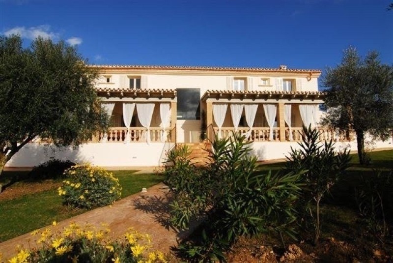 Spectacular and luxurious estate near..