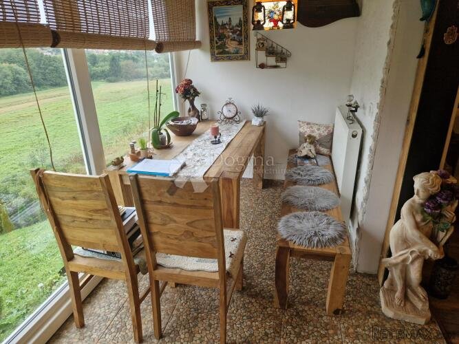 Moderna kuća u prirodnom okruženju