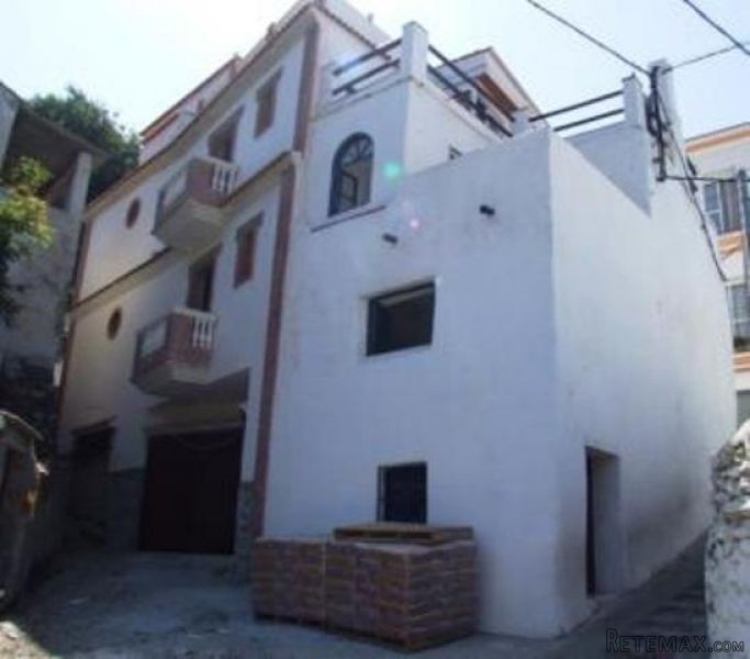 3 bedroom, 2 bathroom Townhouse, (build..