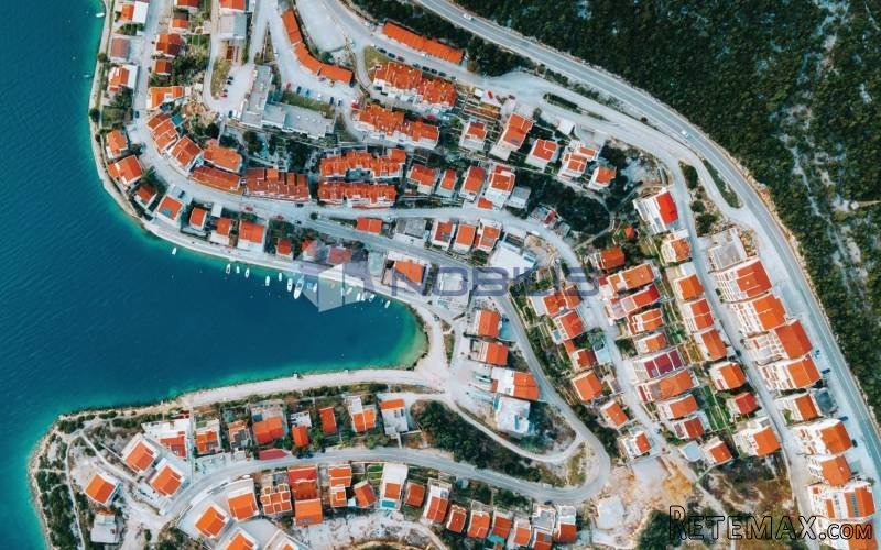 Neum kuća 440 m2 sa 9 stanova
