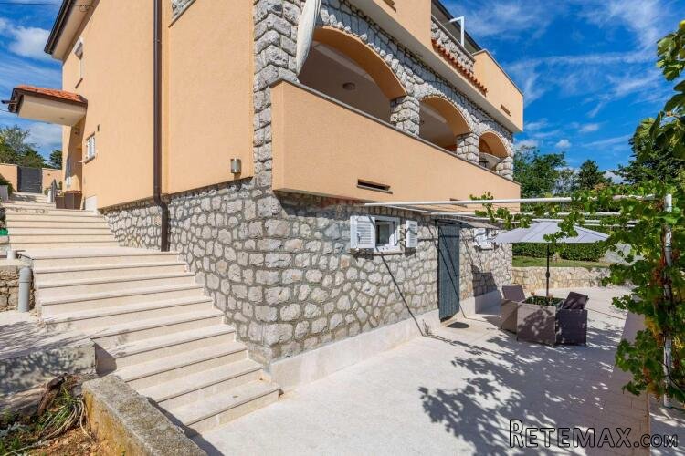 Novi Vinodolski, etaža kuće s dva stana 150 m od mora - 2