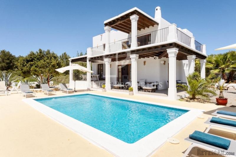 Pretty rustic style house with views..