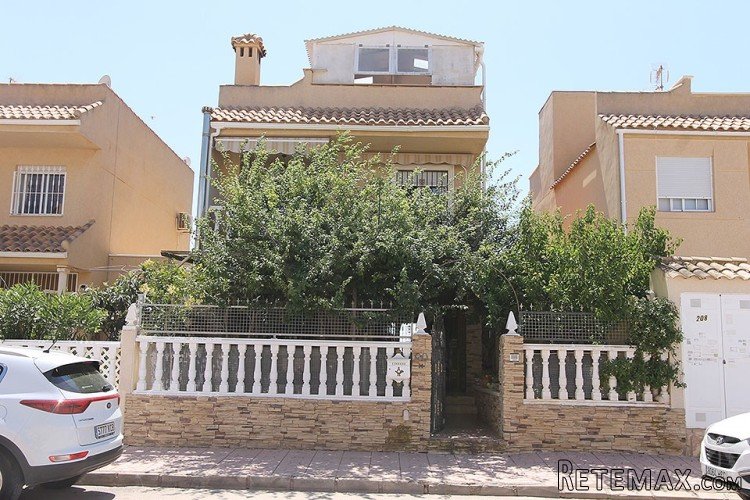 Spacious semi-detached house spread over 3 floors with 3..