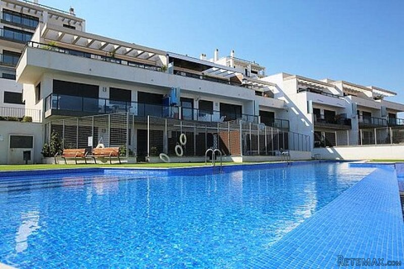 2 Bed Apartment with Communal Pool