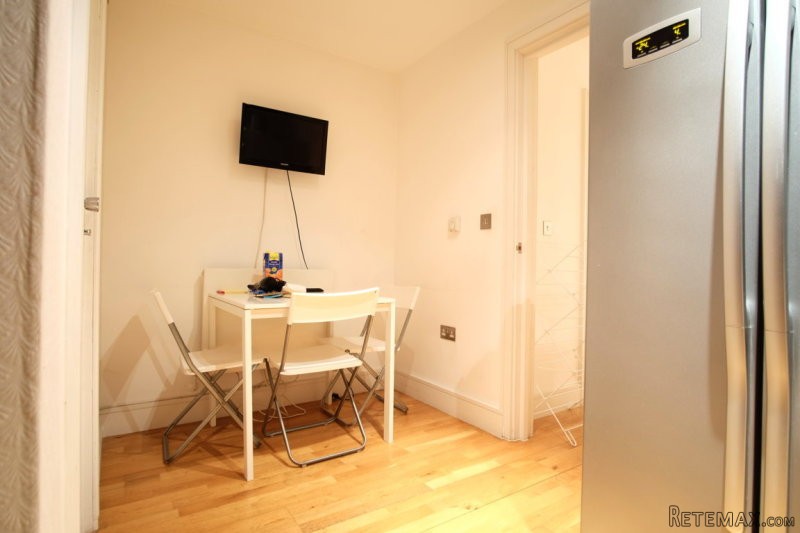 Single with double bed near Canary.. - 2