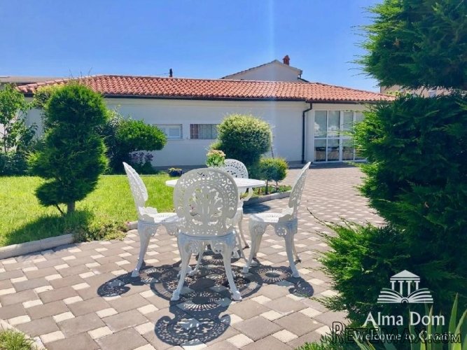 Luksuzna villa sa bazenom, velikom i uređenom okućnicom. - 2