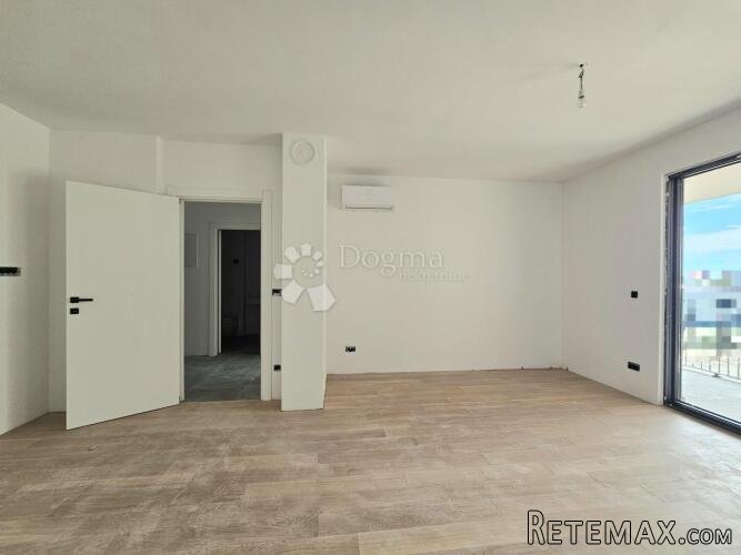 1s+DB, lift, 1 garažno i 1 vanjsko parkirno u cijeni