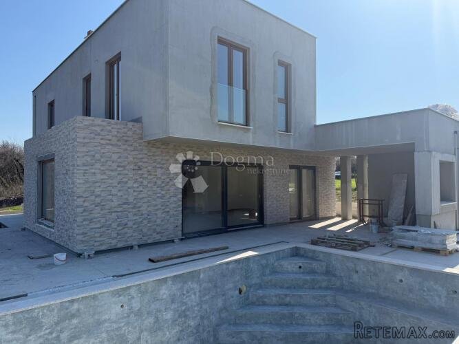 NOVOGRADNJA, KUĆA SA BAZENOM NA OSAMI, okolica Labina