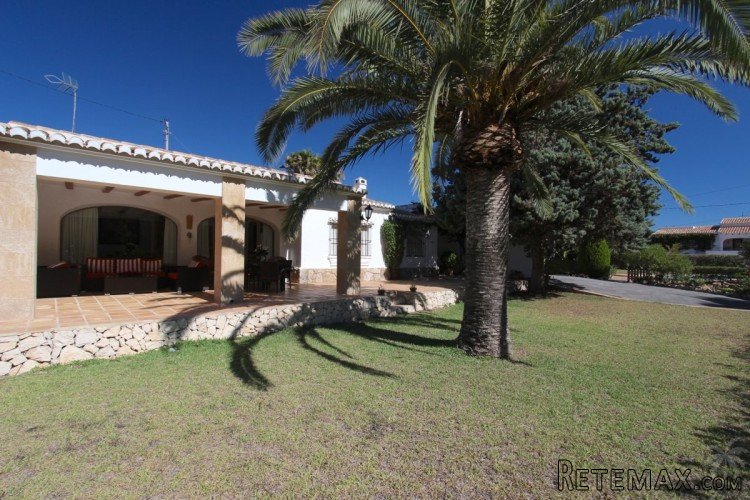 Traditional villa for sale with 3 bedrooms on one floor..