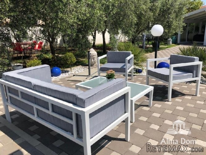 Luksuzna villa sa bazenom, velikom i uređenom okućnicom. - 4