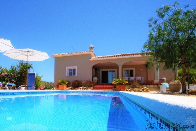 A stunning, contemporary three bed villa set on a large..