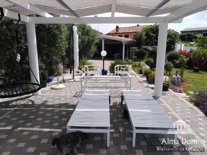 Luksuzna villa sa bazenom, velikom i uređenom okućnicom. - 5