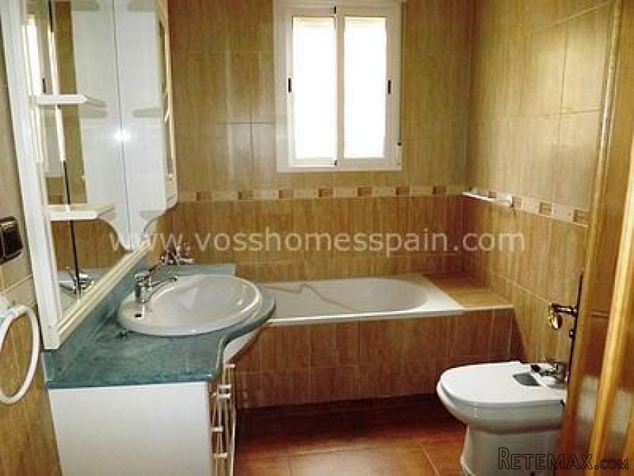 A modern, large and spacious, 3 bedroom, 1 bathroom, single.. - 6