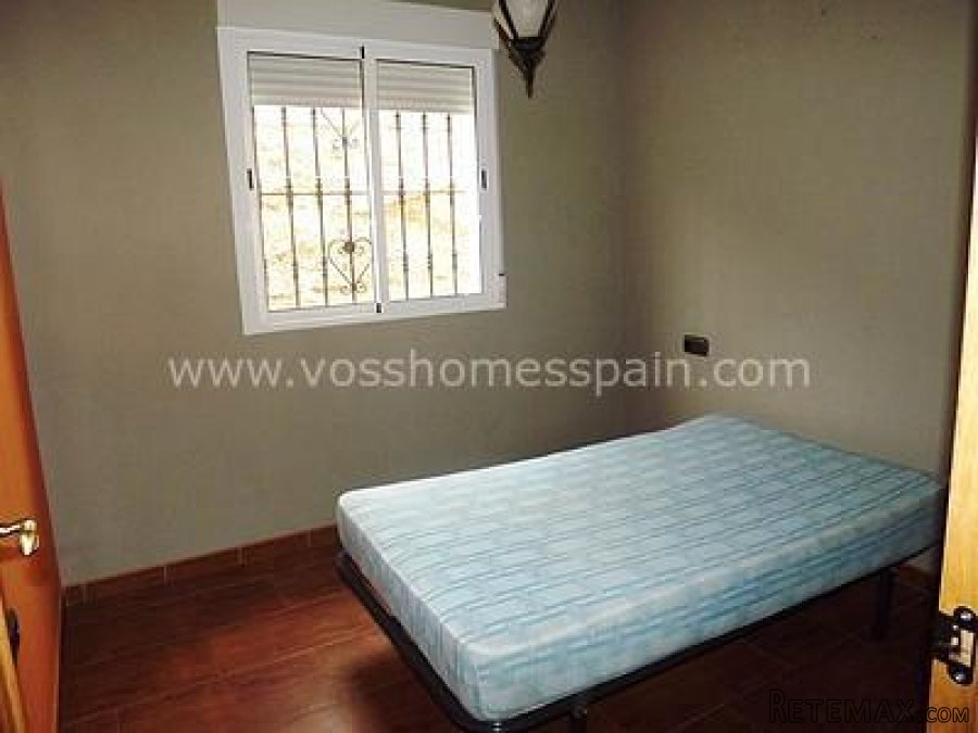 A modern, large and spacious, 3 bedroom, 1 bathroom, single.. - 8