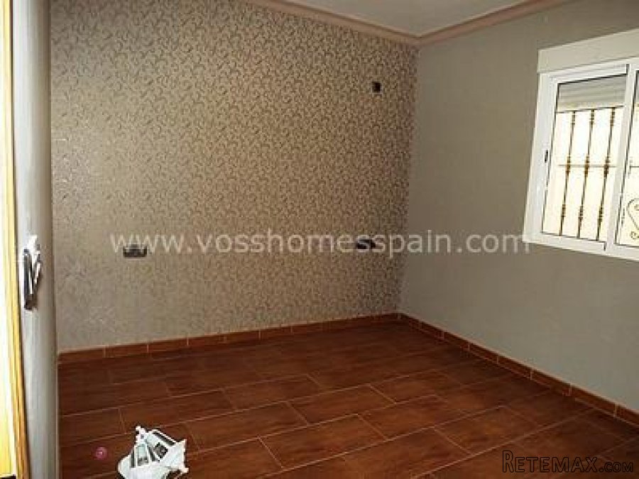 A modern, large and spacious, 3 bedroom, 1 bathroom, single.. - 9