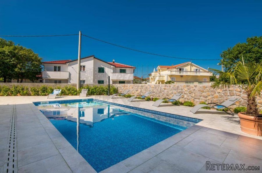 Prekrasan apartman s bazenom i okućnicom! Malinska-okolica! - 9