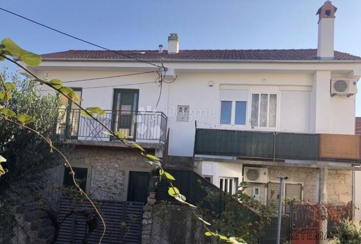Kuća s potencijalom 200m od mora