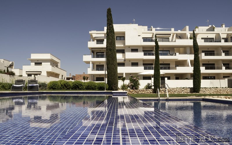 Los apartamentos se ubican en Villamartín, en un complejo.. - 2