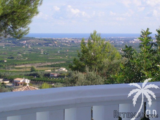This spacious 3 bedroom 3 bathroom detached villa with.. - 2