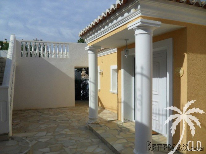 This spacious 3 bedroom 3 bathroom detached villa with.. - 3