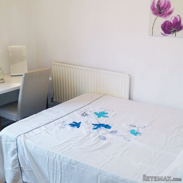 Double Room Near Oval Station, Great..