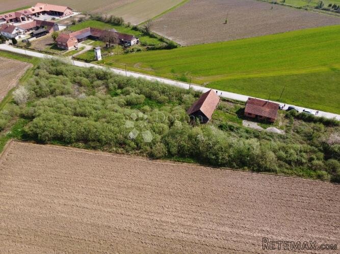 Kuća na parceli 7.480 m2 – idejni turistički projekt na 3.50 - 3