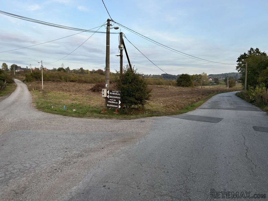 Plac Ripanj 80ari,izlaz na dve ulice,struja i voda dostupni