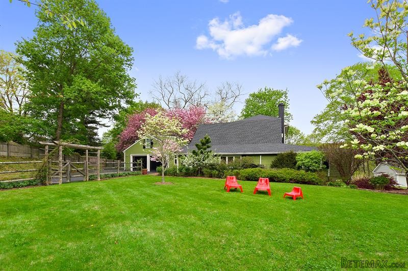 4 bedroom House For Sale: 1 Chestnut..