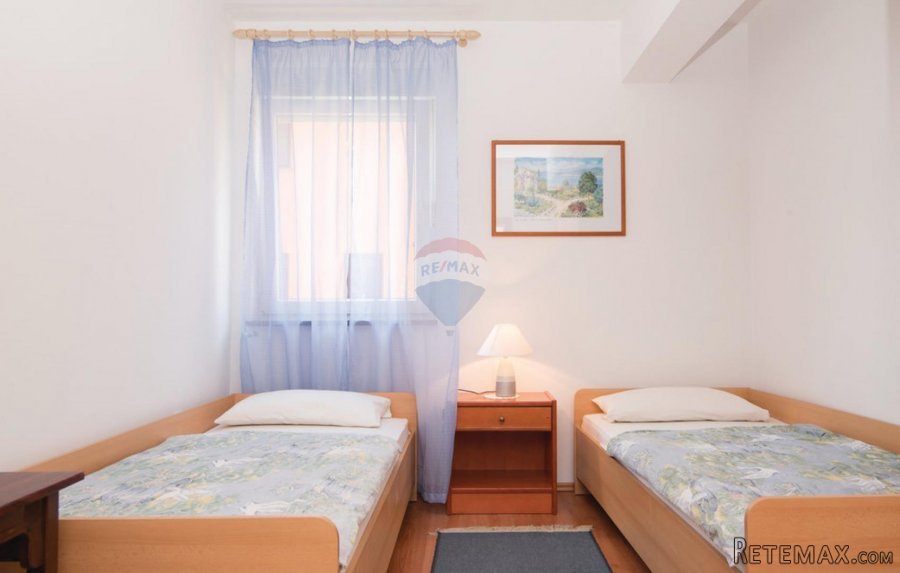 PULA, VALDEBEK, samostojeća kuća sa četiri stana - 10