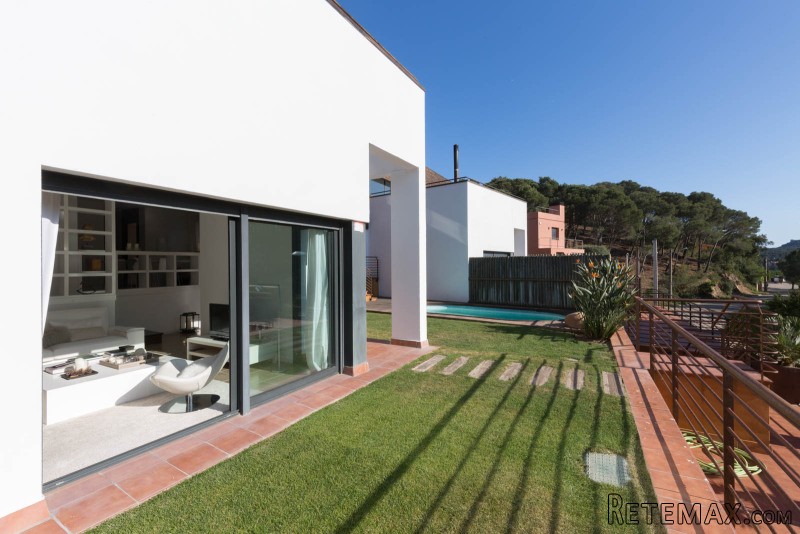 Avant-garde semi-detached villa, for..