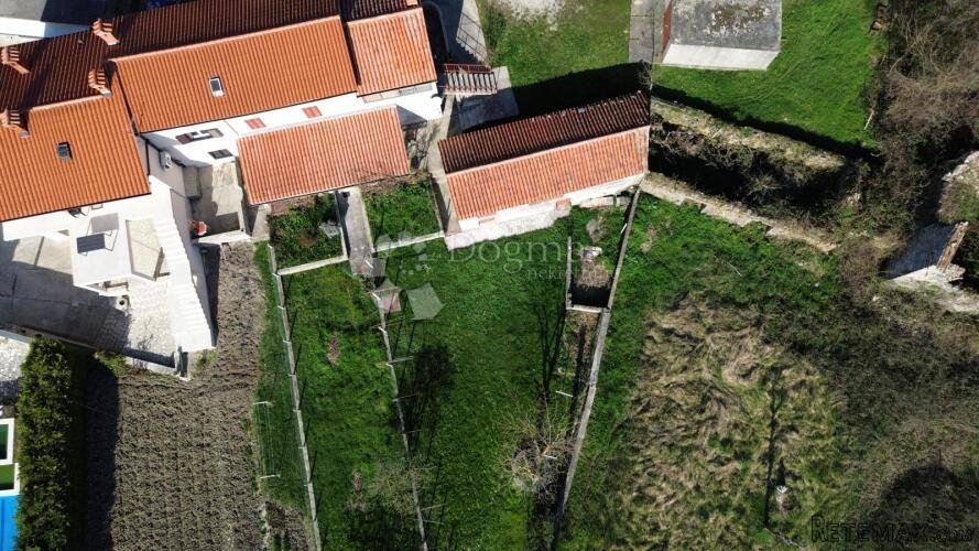 LABIN,kuća sa pomoćnim objektom u blizini grada