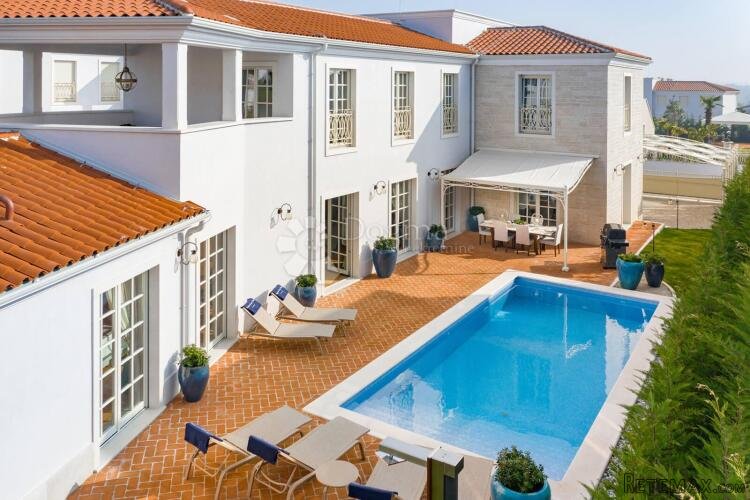 IMPOZANTNA SAMOSTOJEĆA VILLA S BAZENOM I VRTOM NEDALEKO MORA