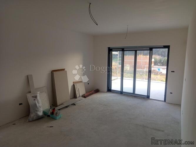 Penthouse u Puli, 120 m2, mirna lokacija s prekrasnim pogled