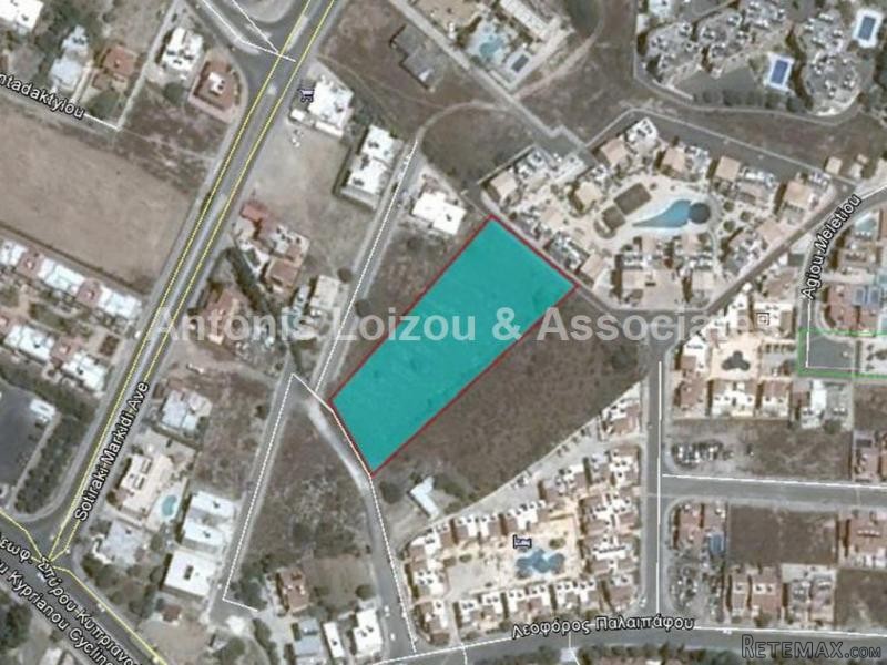 4,714 m2 residential field in Universal