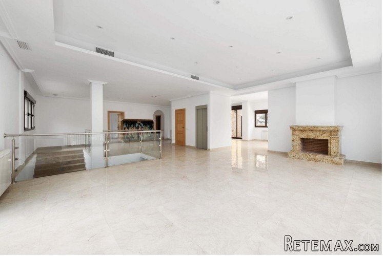 This luxury villa is located in Campoamor, in a very.. - 2