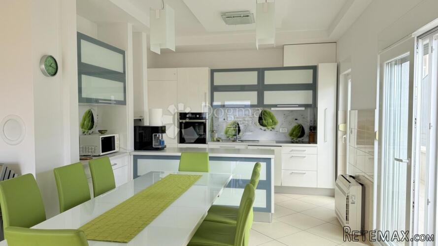 Penthouse u Baškoj Vodi – Dvoetažni, kompletno namješten - 3