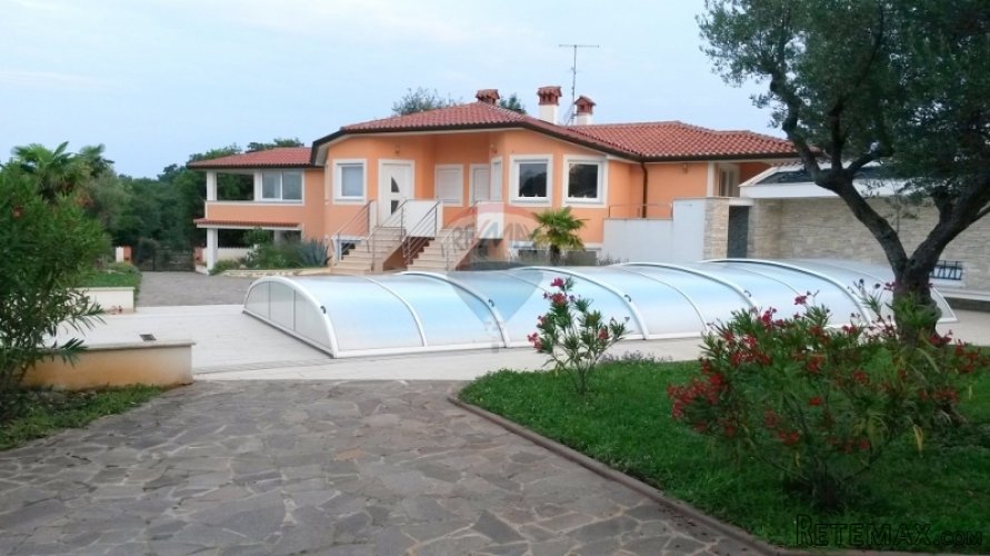 Kuća sa bazenom 500m od mora