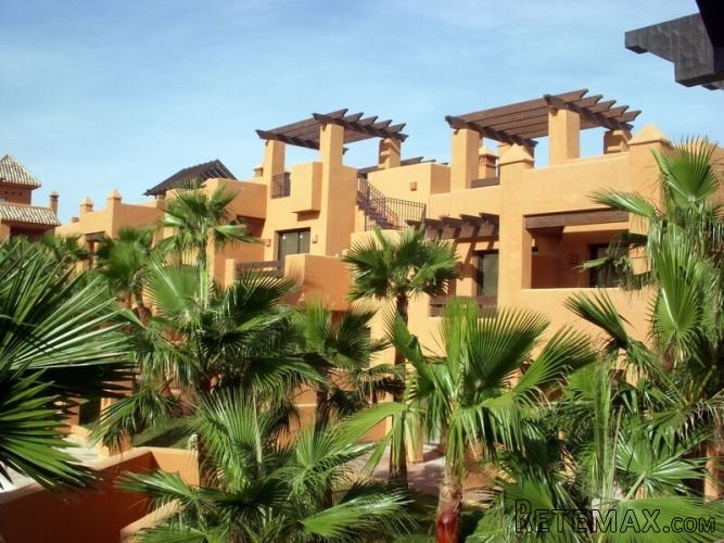Los dúplex se ubican en San Miguel de las Salinas, en una..