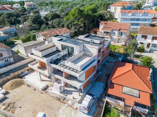 Luksuz u Jezerima, drugi red do mora!