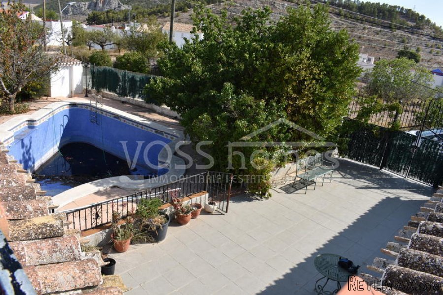 Large country property with 4 bedrooms and 2 bathrooms in.. - 12
