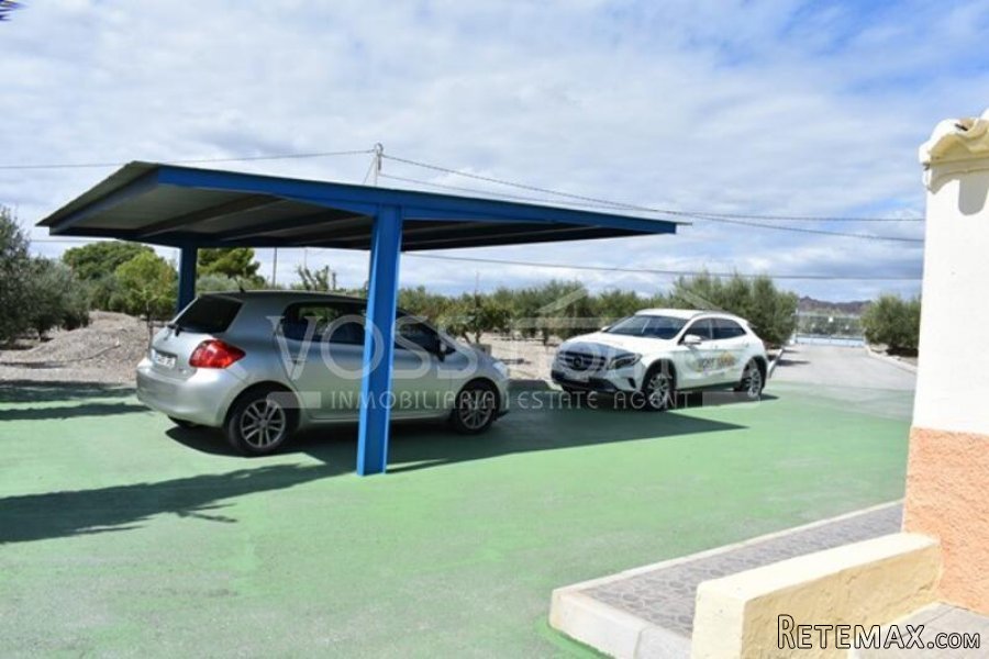 A lovely, very well kept country property of 274m2 with 3.. - 2
