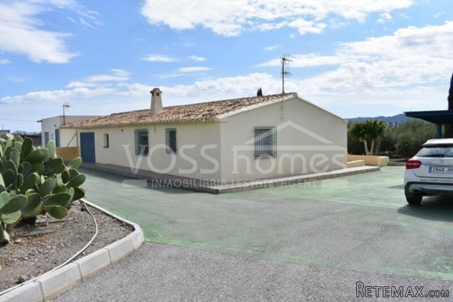 A lovely, very well kept country property of 274m2 with 3.. - 3