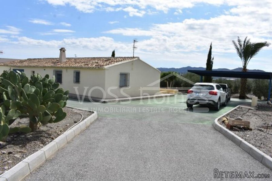 A lovely, very well kept country property of 274m2 with 3.. - 5