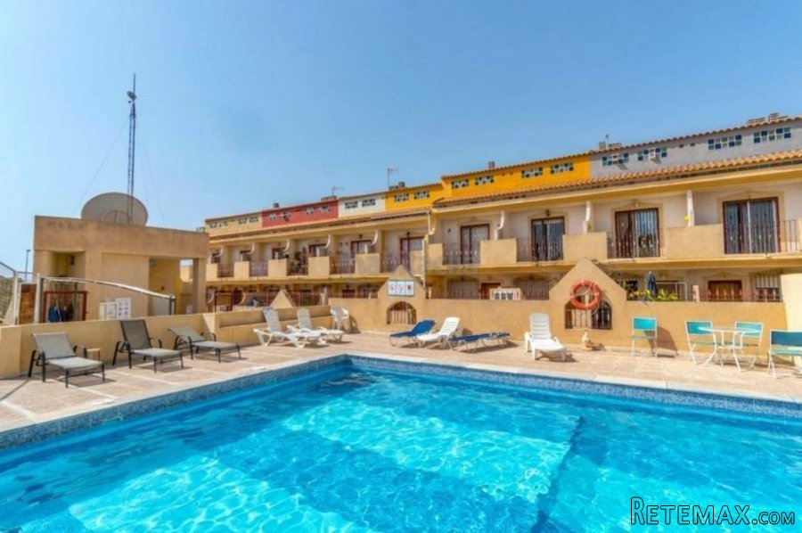 La casa tiene 3 dormitorios y 3 baños.Orientación sur.Dos p..